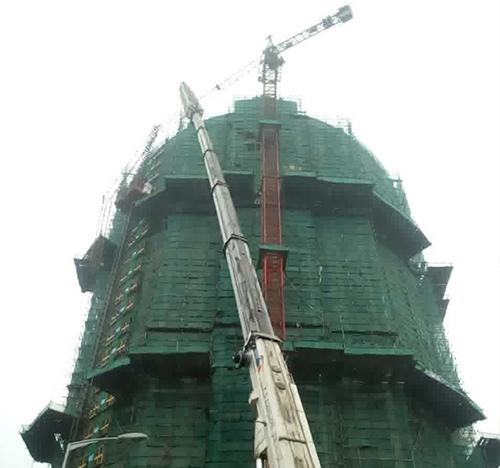 固安吊车在工地上作业